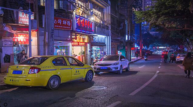 LR調出橙色風格的港風城市街道場景